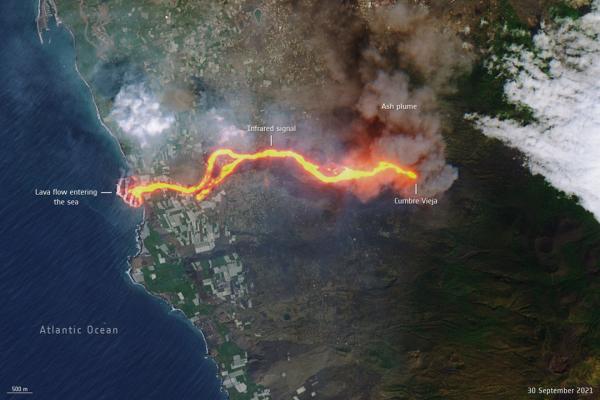 Lava flow during volcano eruption on La Palma, Autumn 2021. Image (C) ESA under CC BY-SA 3.0 IGO